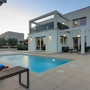  Villa Modern Nerina With Private Pool Near